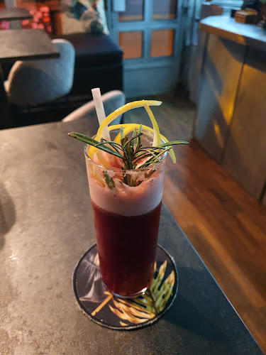 WARMUP Cocktail Bar - Kocsma