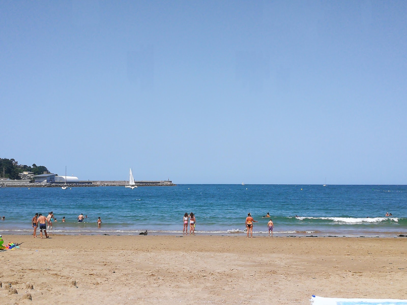 Foto de Praia de Hondarribia com baía espaçosa