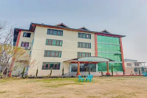 OYO Triden Kashmir Resort image