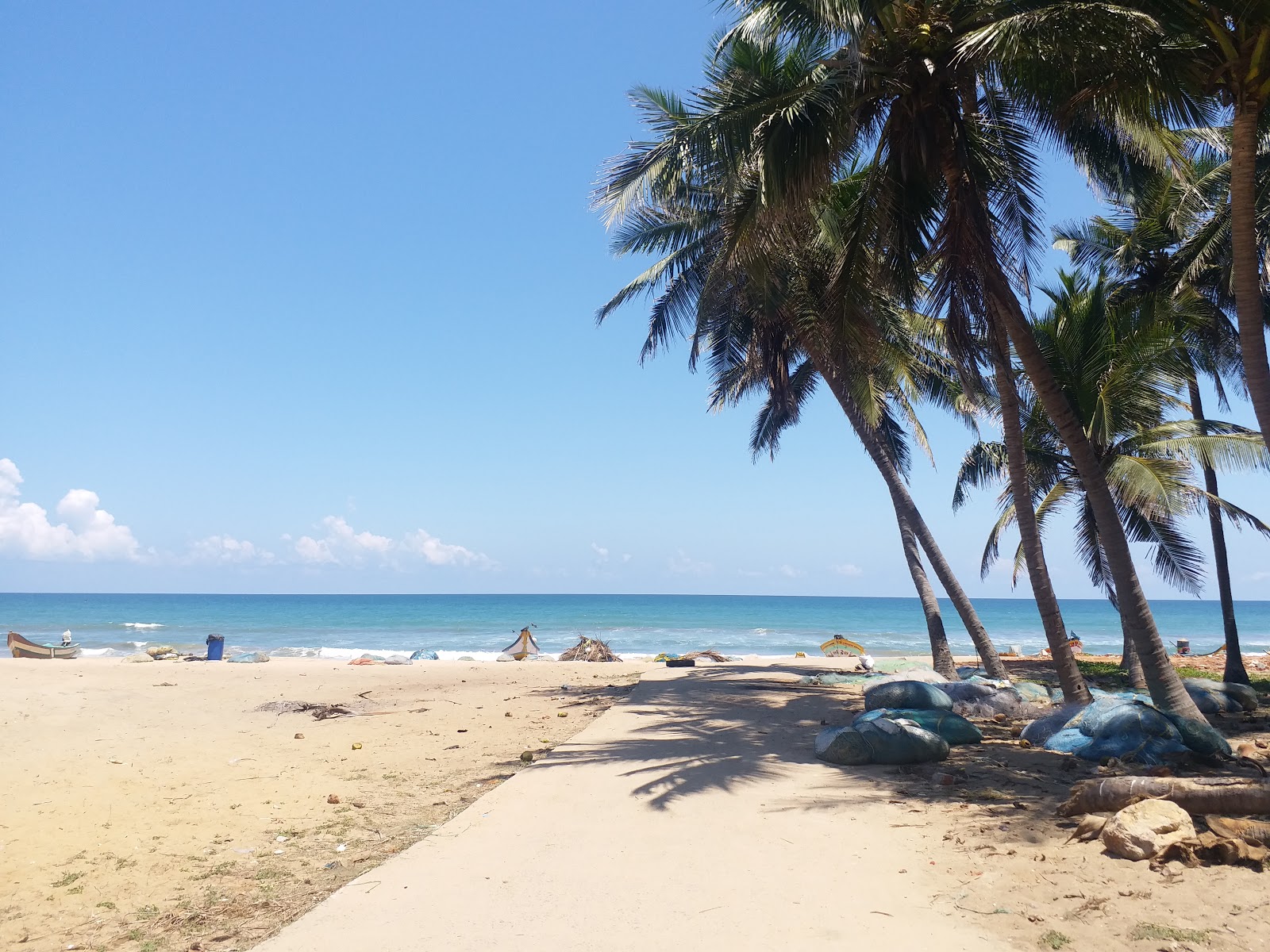Koovathur Beach的照片 带有碧绿色纯水表面