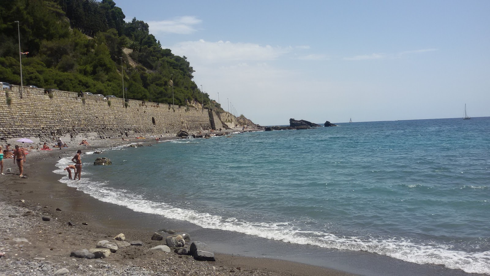 Foto af Spiaggia Galeazza bakket op af klipperne