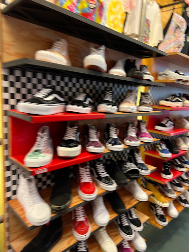 Shoe Store «Journeys», reviews and photos, 133 S State St, Chicago, IL 60603, USA