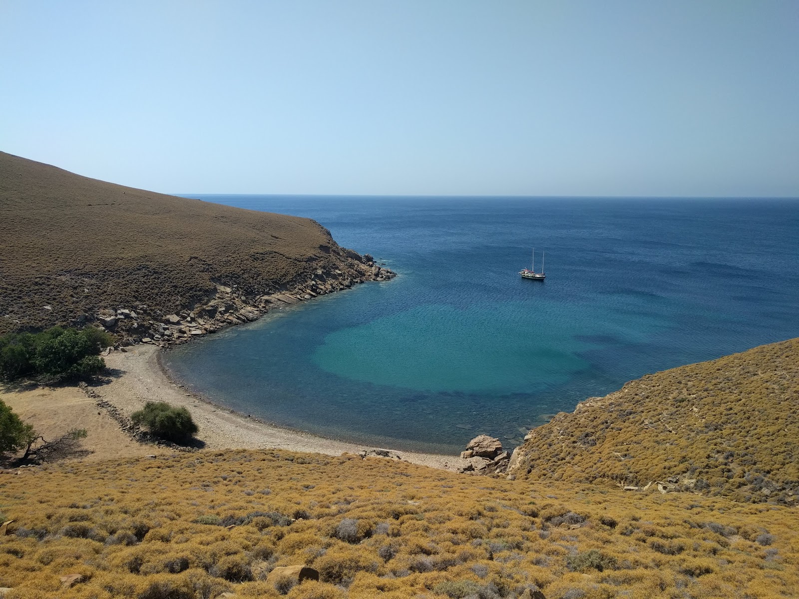 Foto di Myrina beach con una superficie del sabbia marrone e rocce
