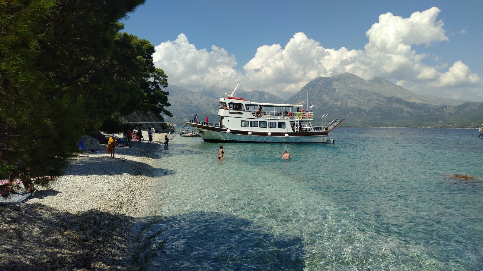 Foto von Asprogiali Beach mit kleine, beiger kiesel Oberfläche
