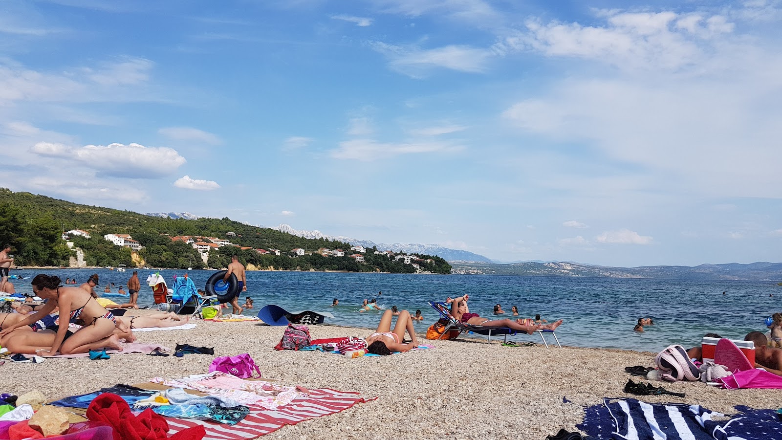 Posedarje beach'in fotoğrafı turkuaz saf su yüzey ile