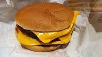 Cheeseburger du Restauration rapide McDonald's à Évry-Courcouronnes - n°13