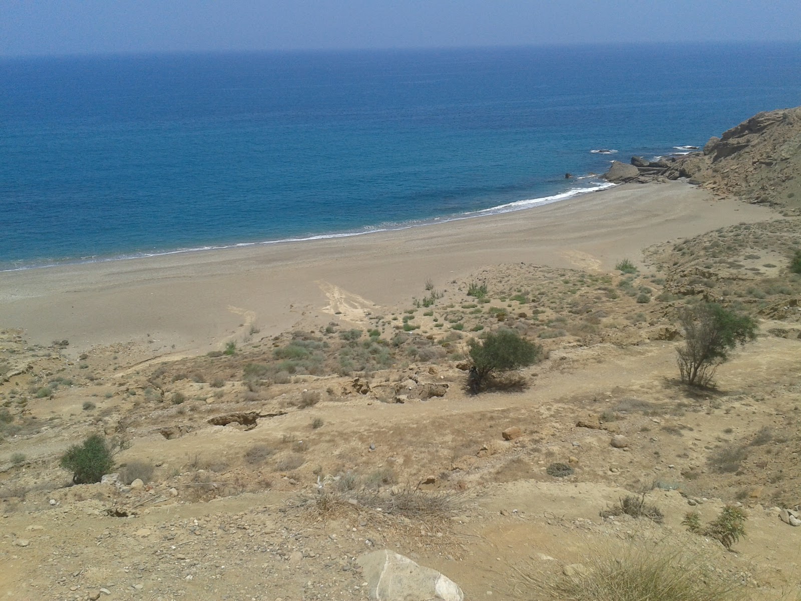 Foto av Plage de Sidi Driss med kevyt hiekka ja kivi yta