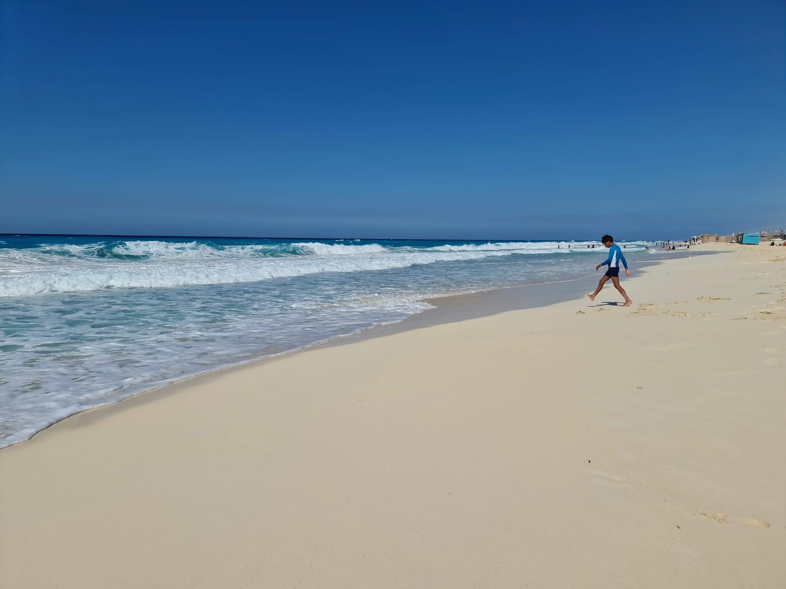 Foto de Blue Sand beach con brillante arena fina superficie