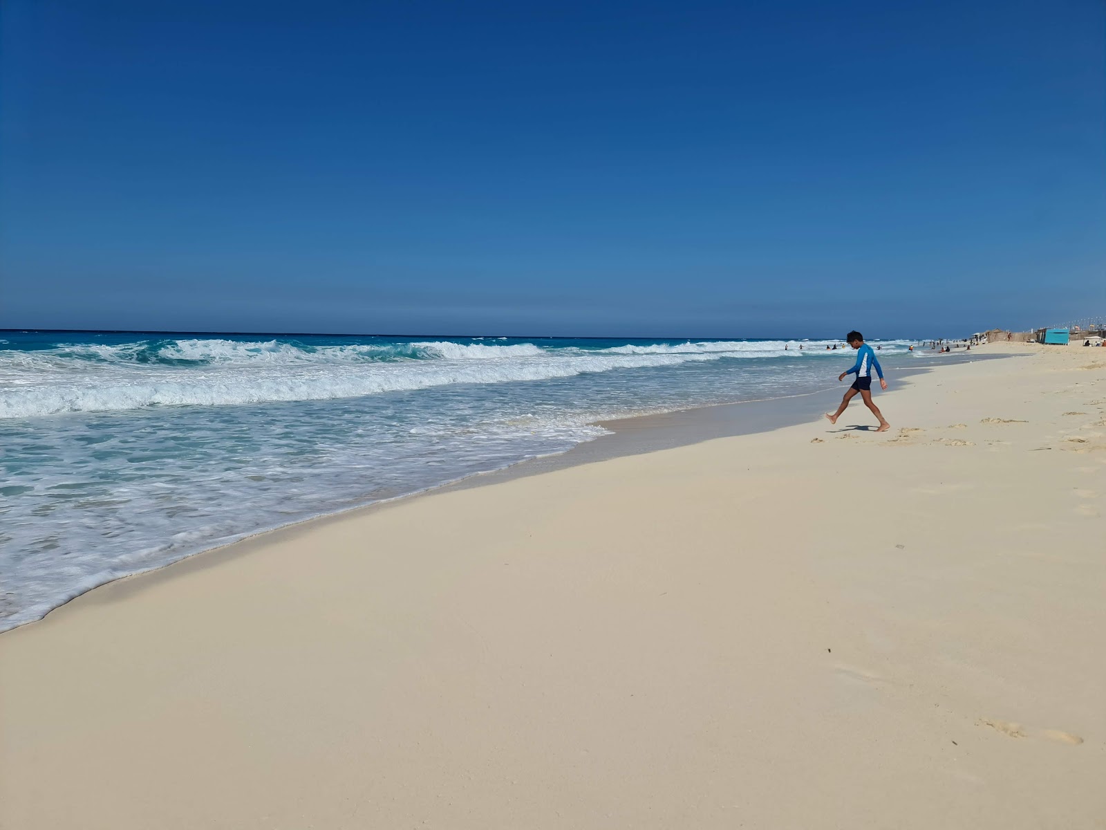 Foto di Blue Sand beach con una superficie del sabbia fine e luminosa