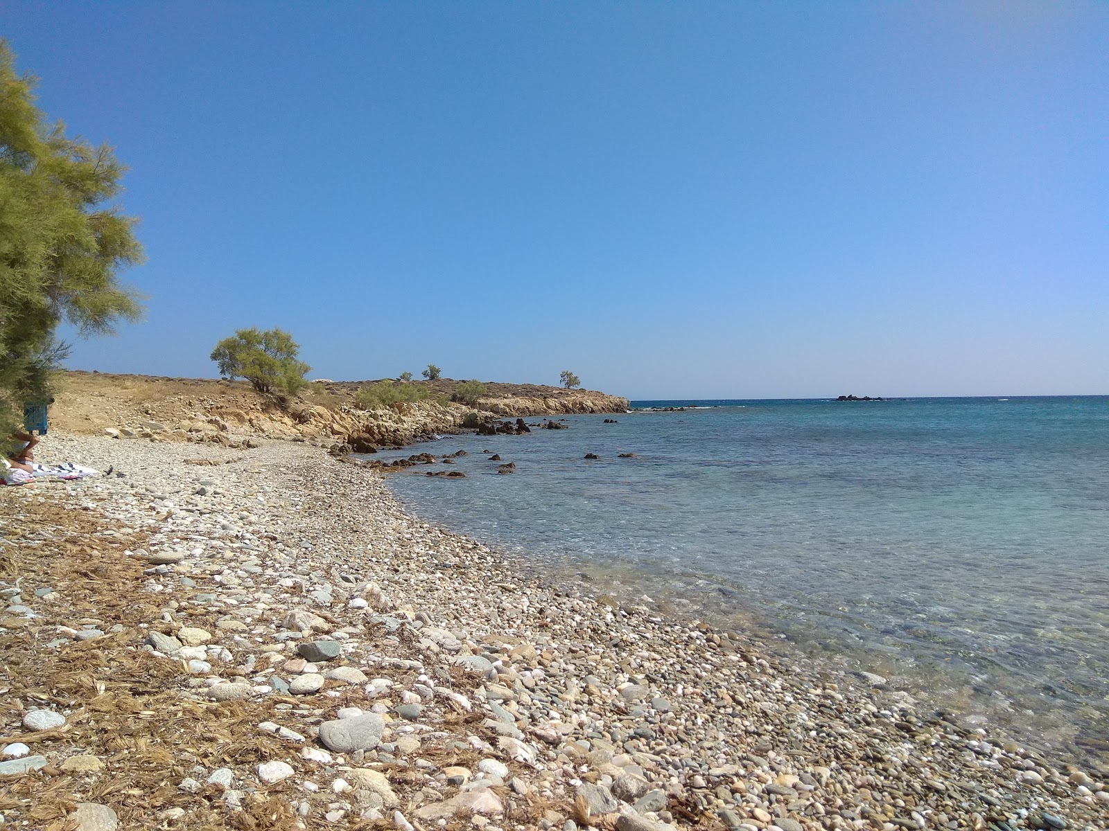 Foto di Paralia Santorinii circondato da montagne