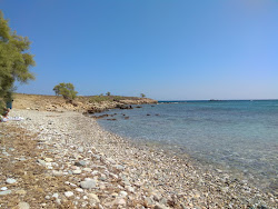 Foto di Paralia Santorinii circondato da montagne