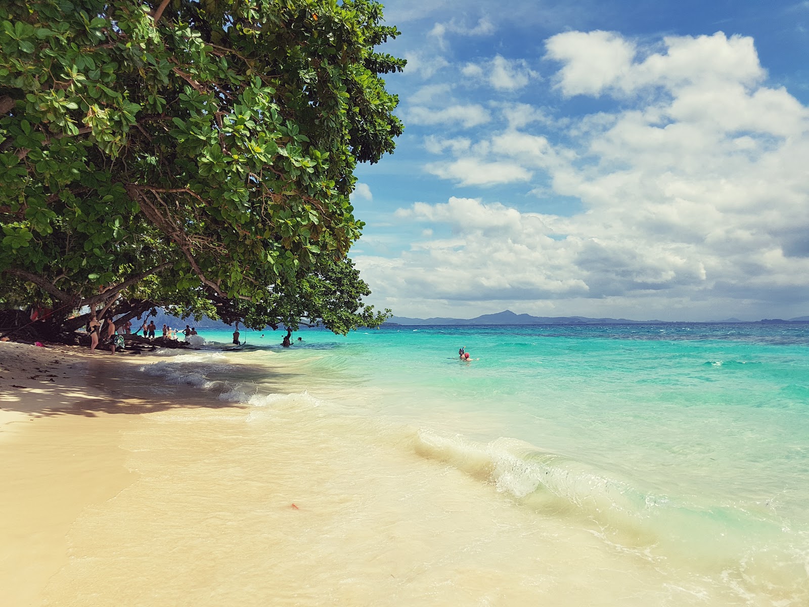 Foto von Koh Kradan Beach von Klippen umgeben