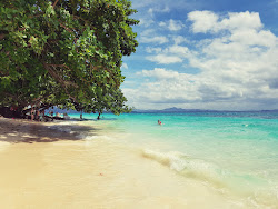 Foto von Koh Kradan Beach von Klippen umgeben