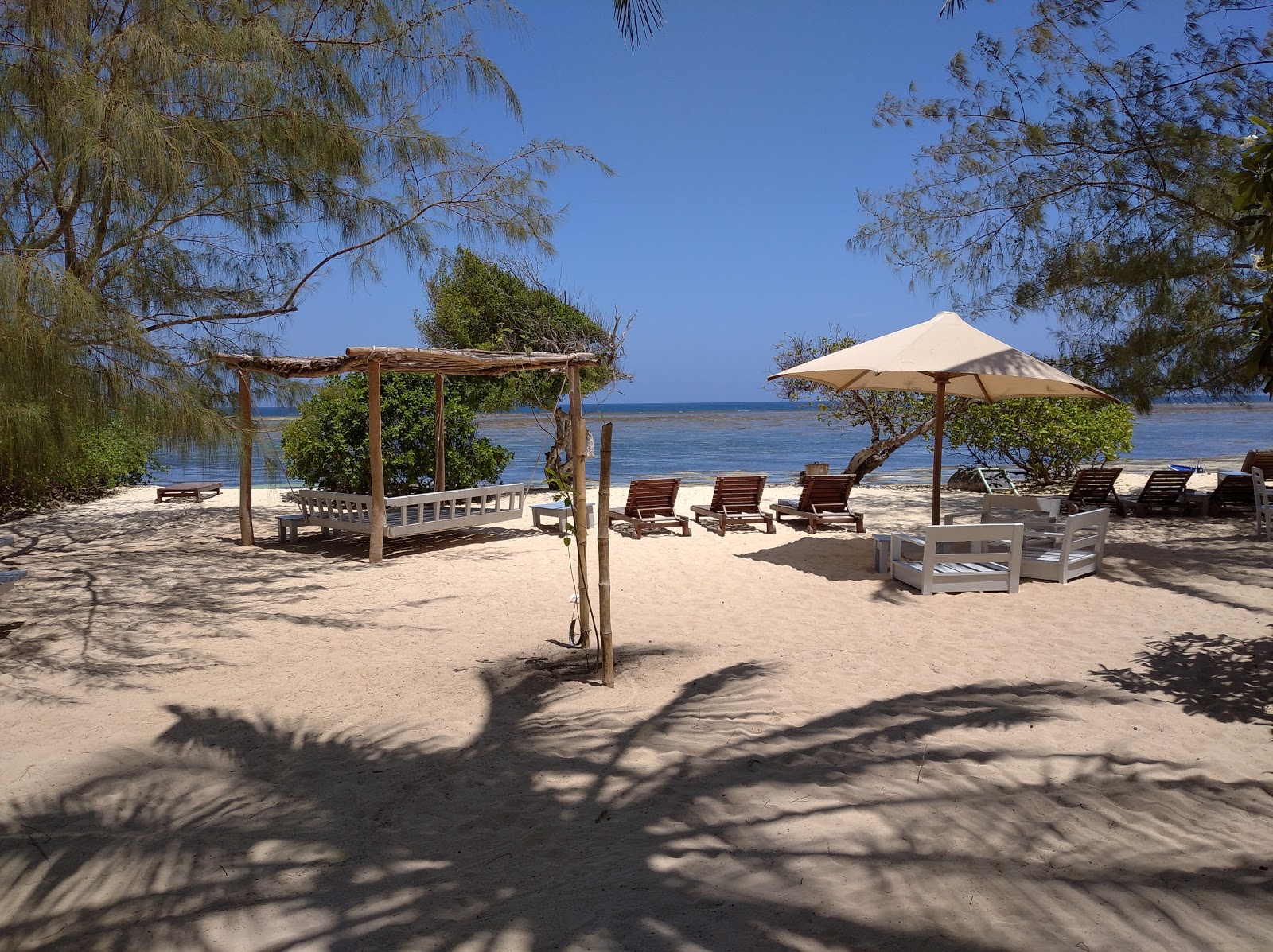 Foto de Vipingo Beach - lugar popular entre os apreciadores de relaxamento