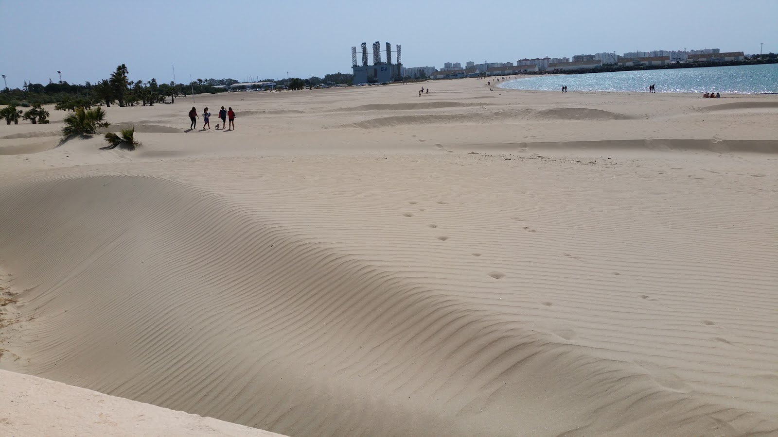 Playa de la Puntilla的照片 带有绿水表面