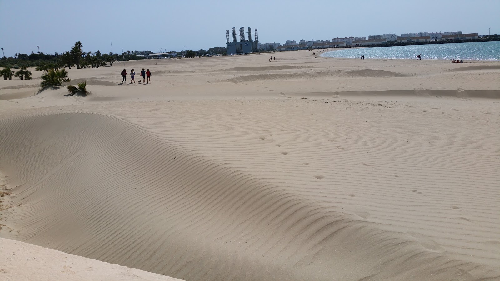 Photo de Playa de la Puntilla avec baie longue