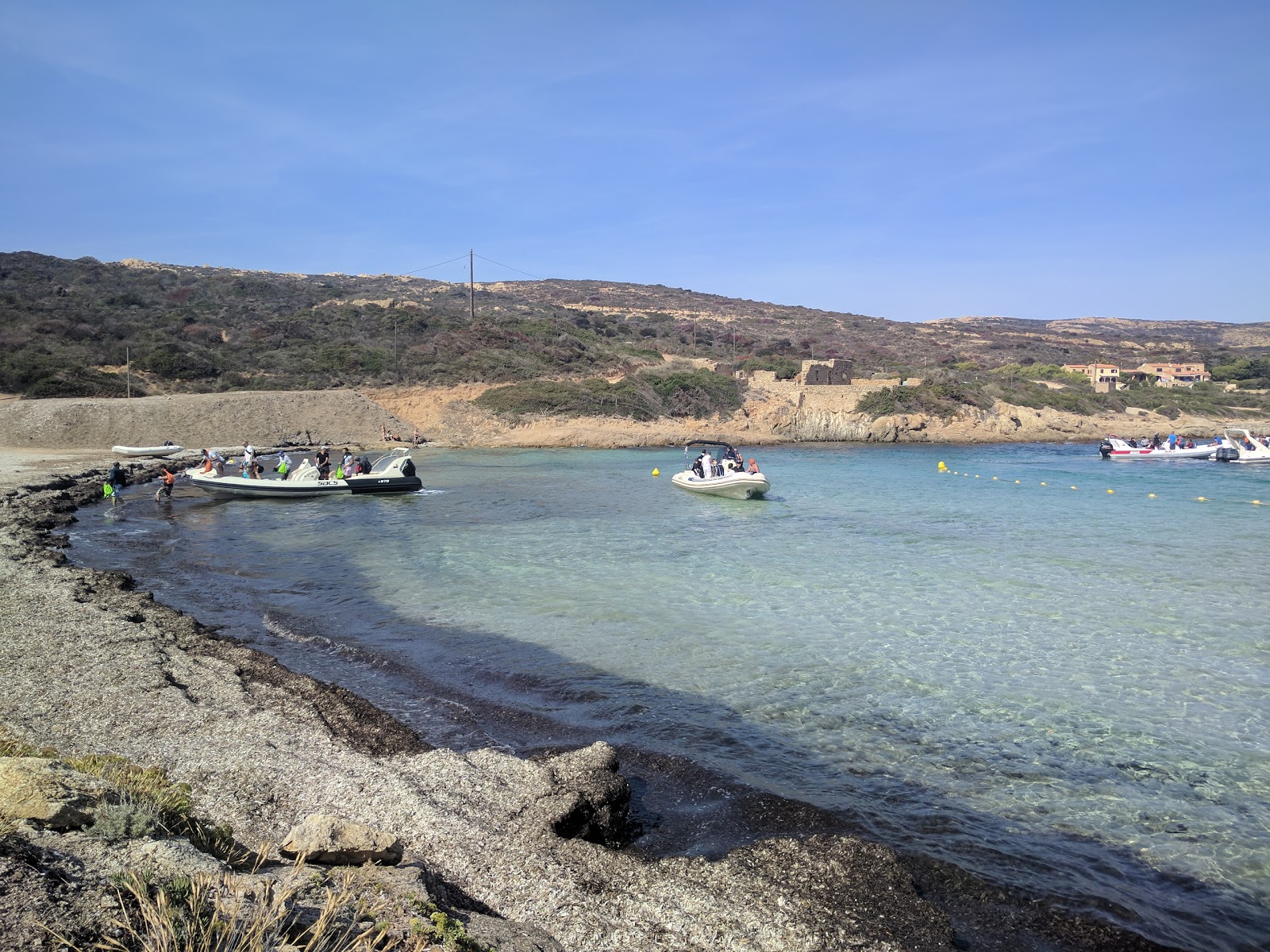 Foto von Alga beach von Klippen umgeben