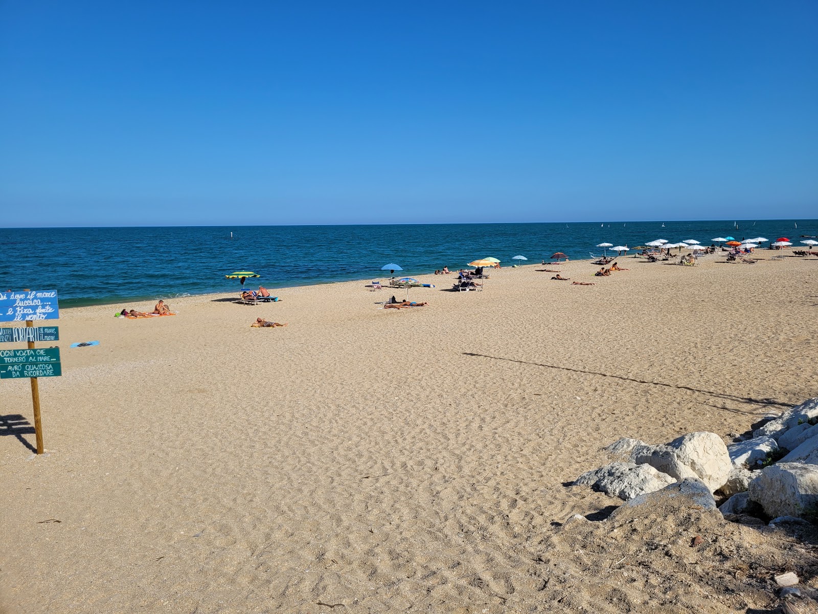 Fotografija Spiaggia dei Scossicci z lahki fini kamenček površino