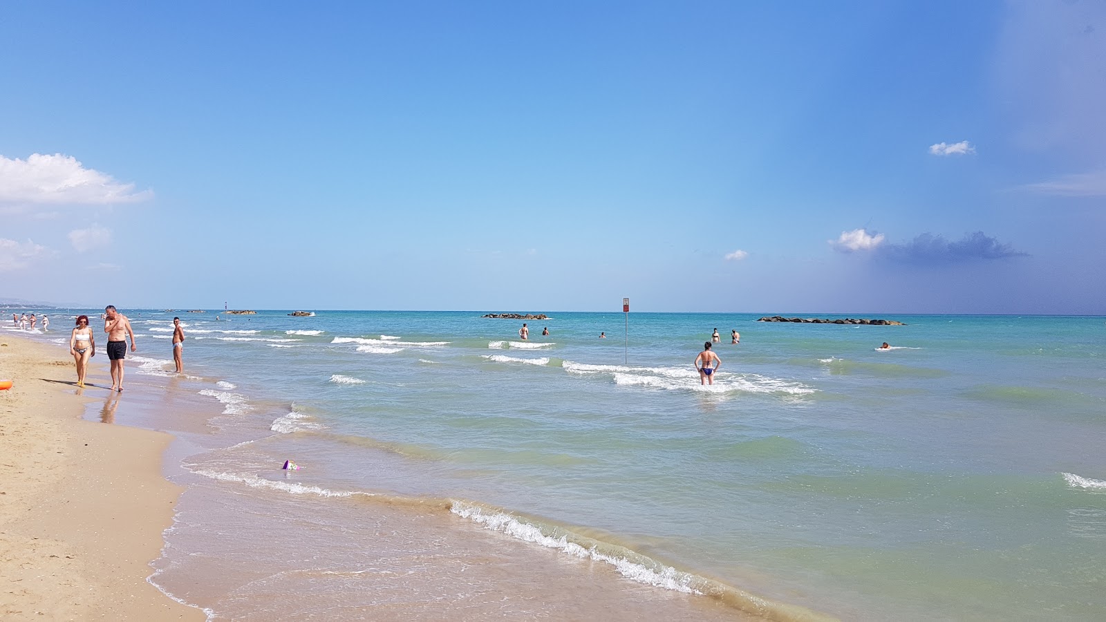 Foto van Spiaggia di Roseto Degli Abruzzi met recht en lang