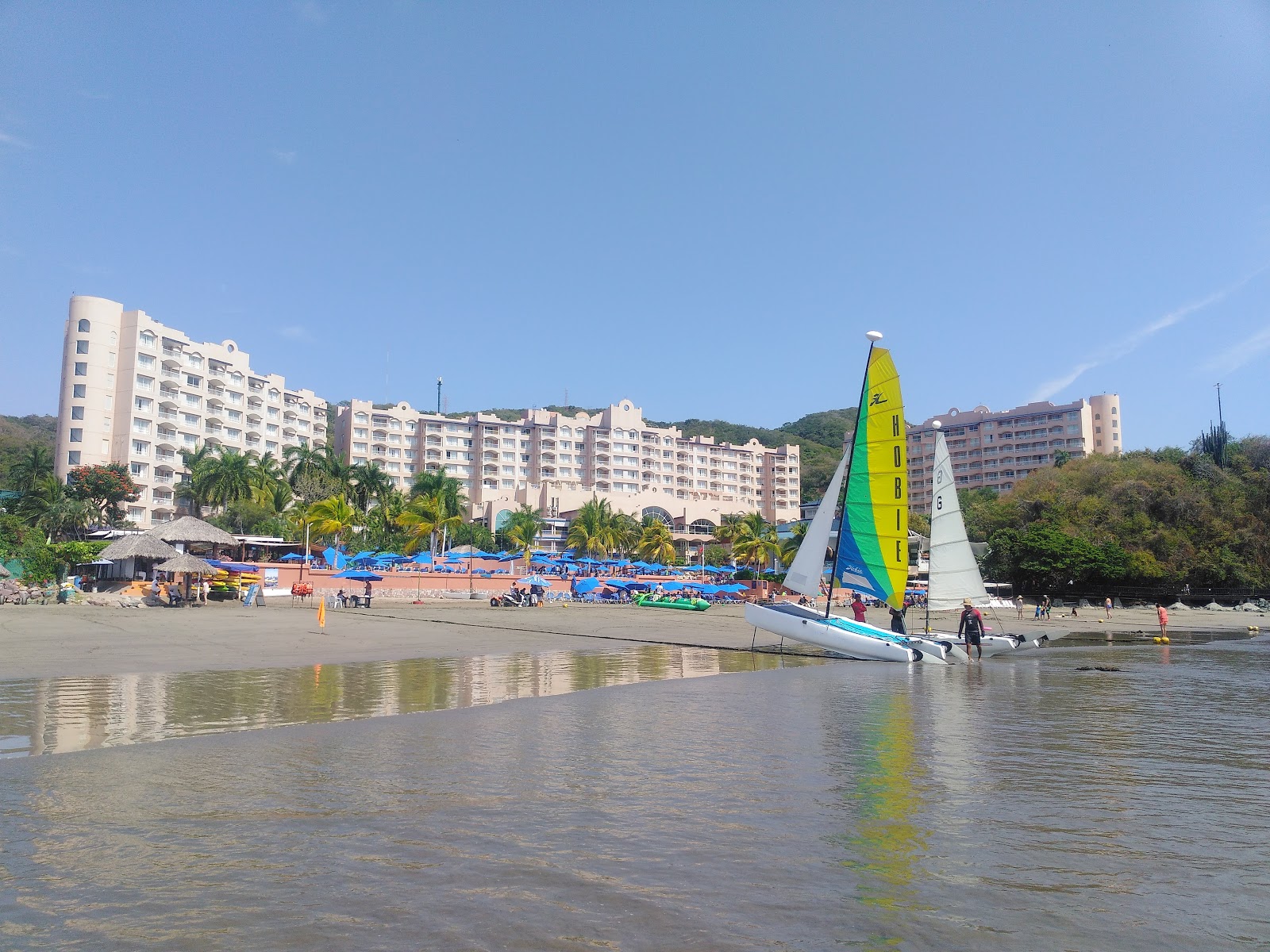 Photo de Playa Linda II avec l'eau cristalline de surface