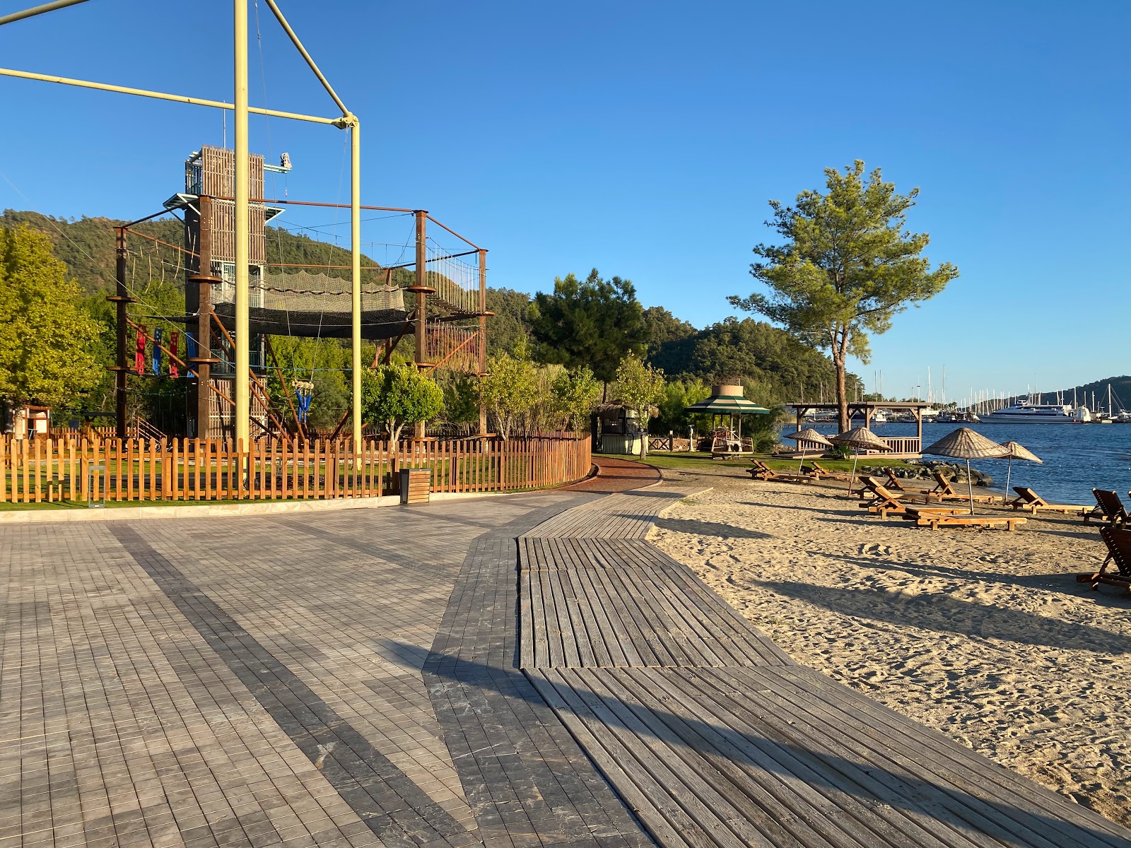Marmaris Burunucu Macera Plaji'in fotoğrafı düz bir kıyı şeridi ile birlikte
