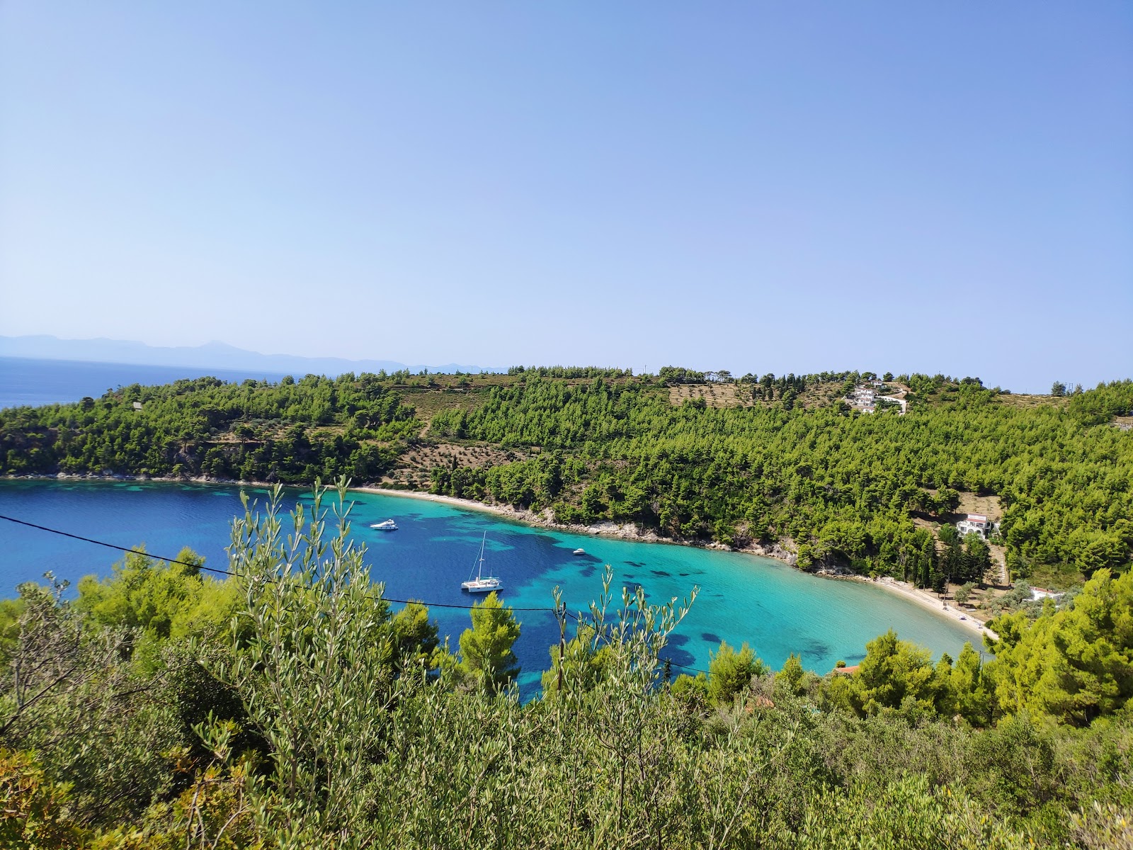 Foto di George Gialos beach sorretto da scogliere