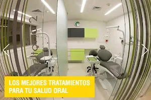 Smile Odontólogos image