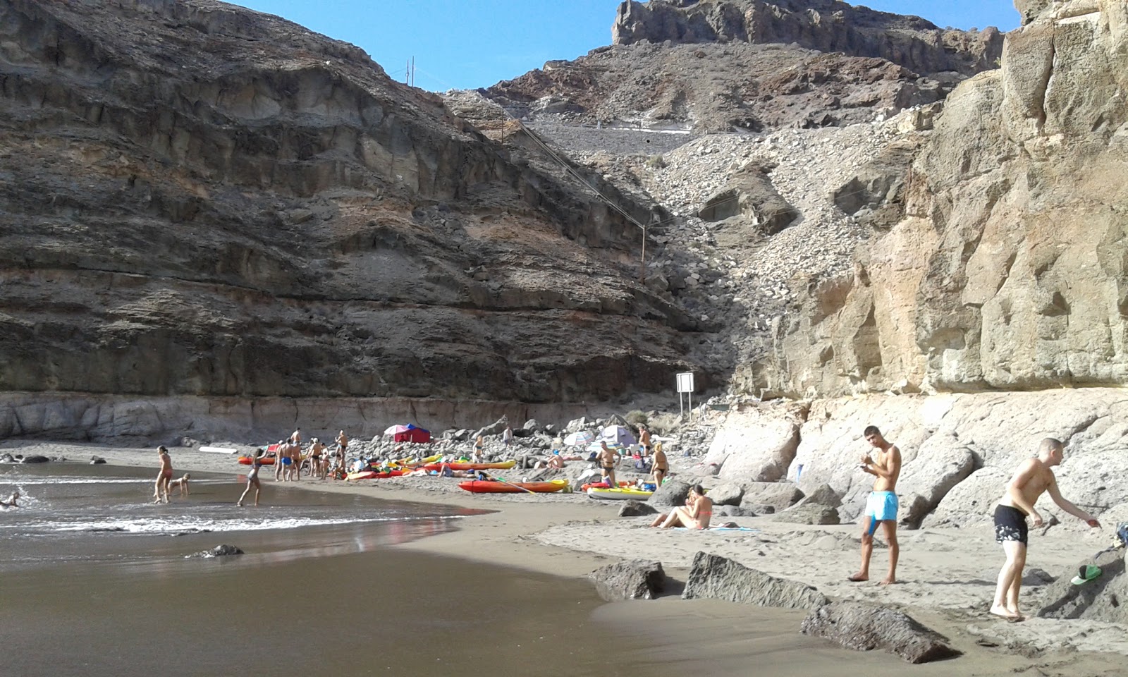 Photo de Playa de Tiritana avec l'eau bleu-vert de surface