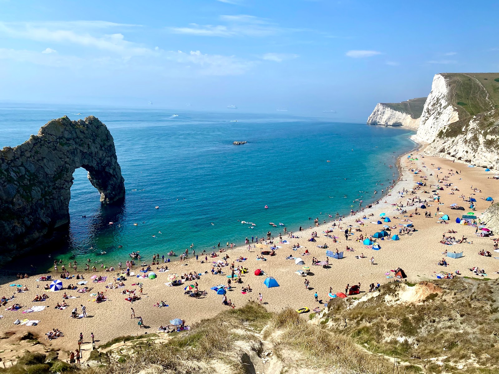 Foto von Durdle Door Strand mit kleine, beiger kiesel Oberfläche