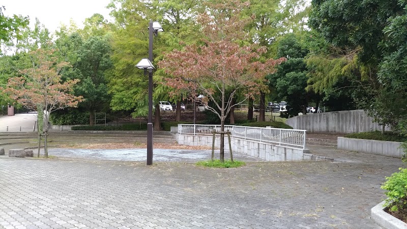 横山駅前公園