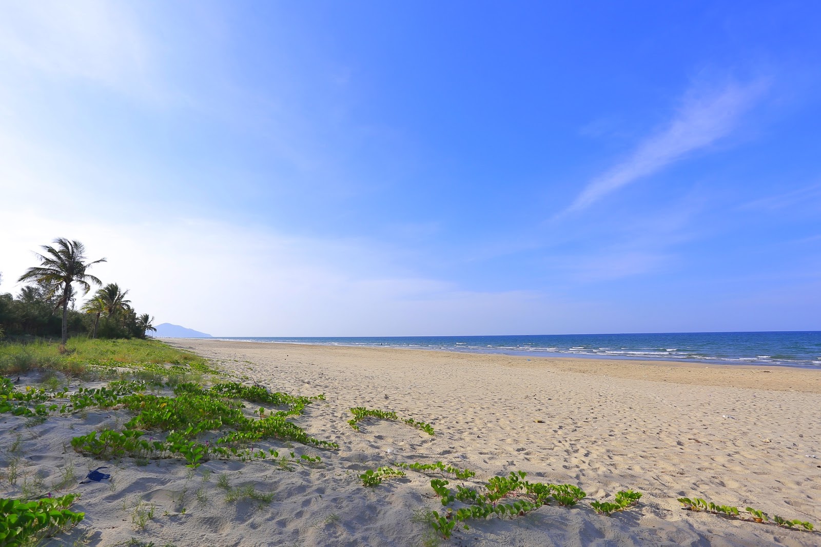 Fotografie cu Lang Co Beach cu o suprafață de nisip fin strălucitor