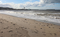 Foto de Wivenhoe Beach com linha costeira longa e reta