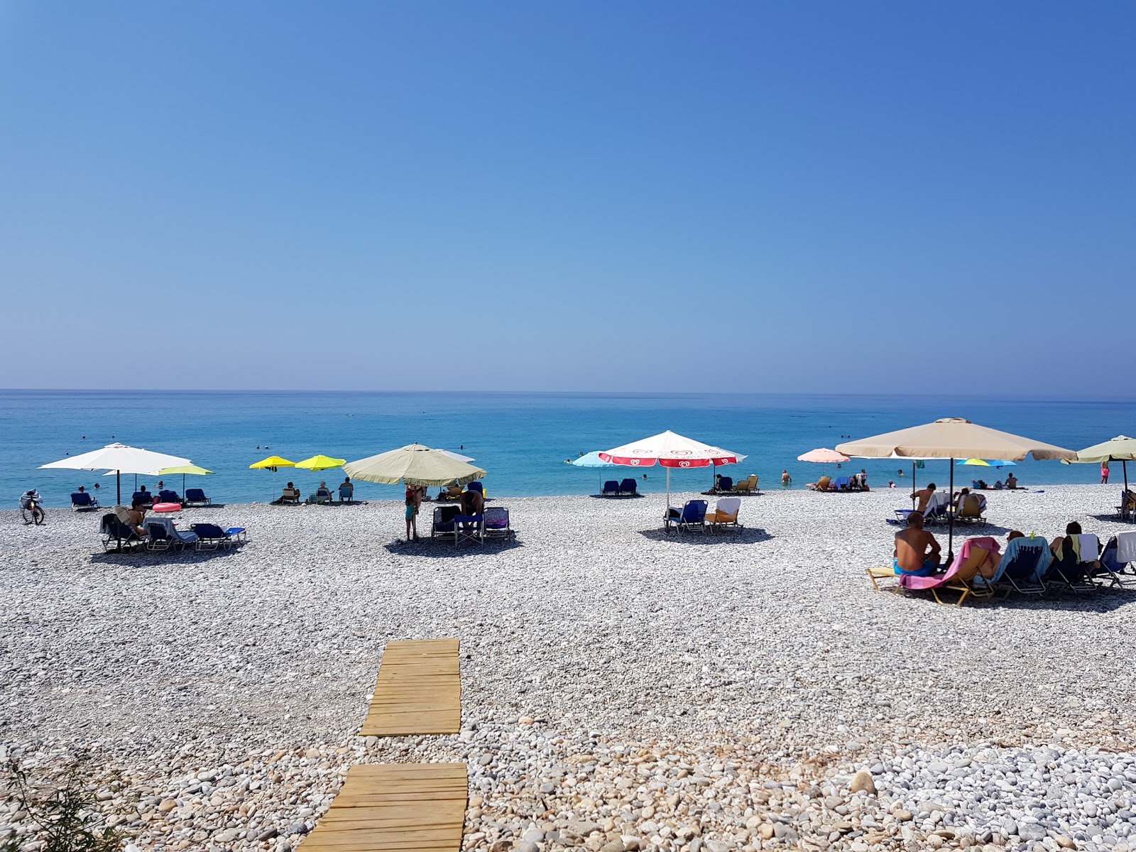Φωτογραφία του Paralia Ritsa και η εγκατάσταση