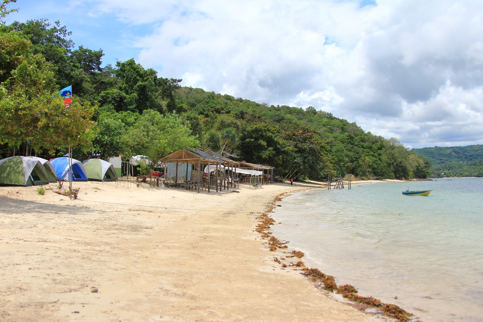 Foto de Rang Bulan Beach con brillante arena fina superficie