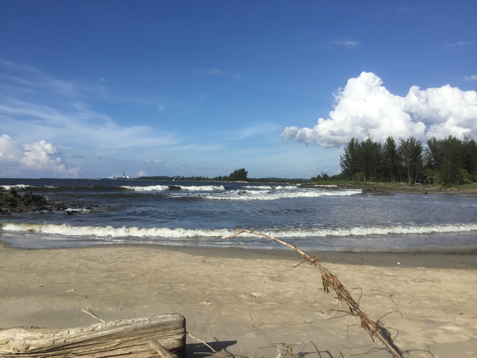 Foto von Tanjung Batu Bintulu Beach und die siedlung