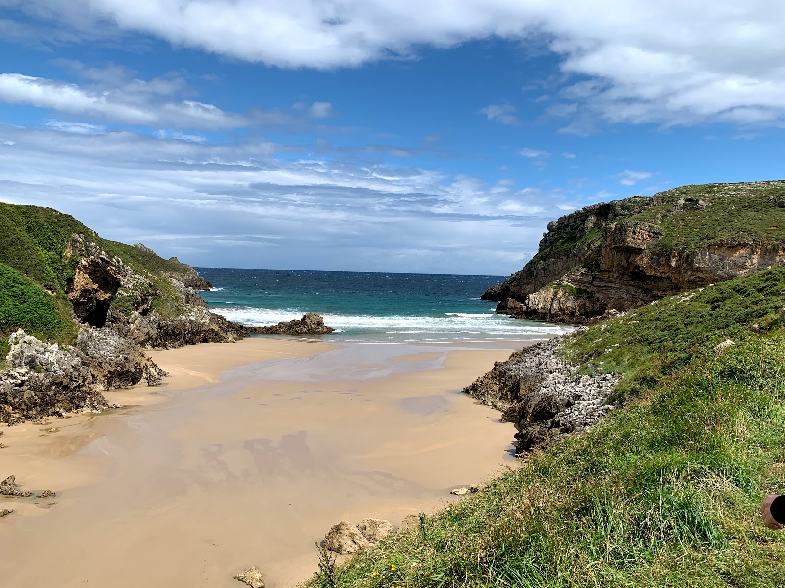 Foto av Playa de Fuentes med blå rent vatten yta