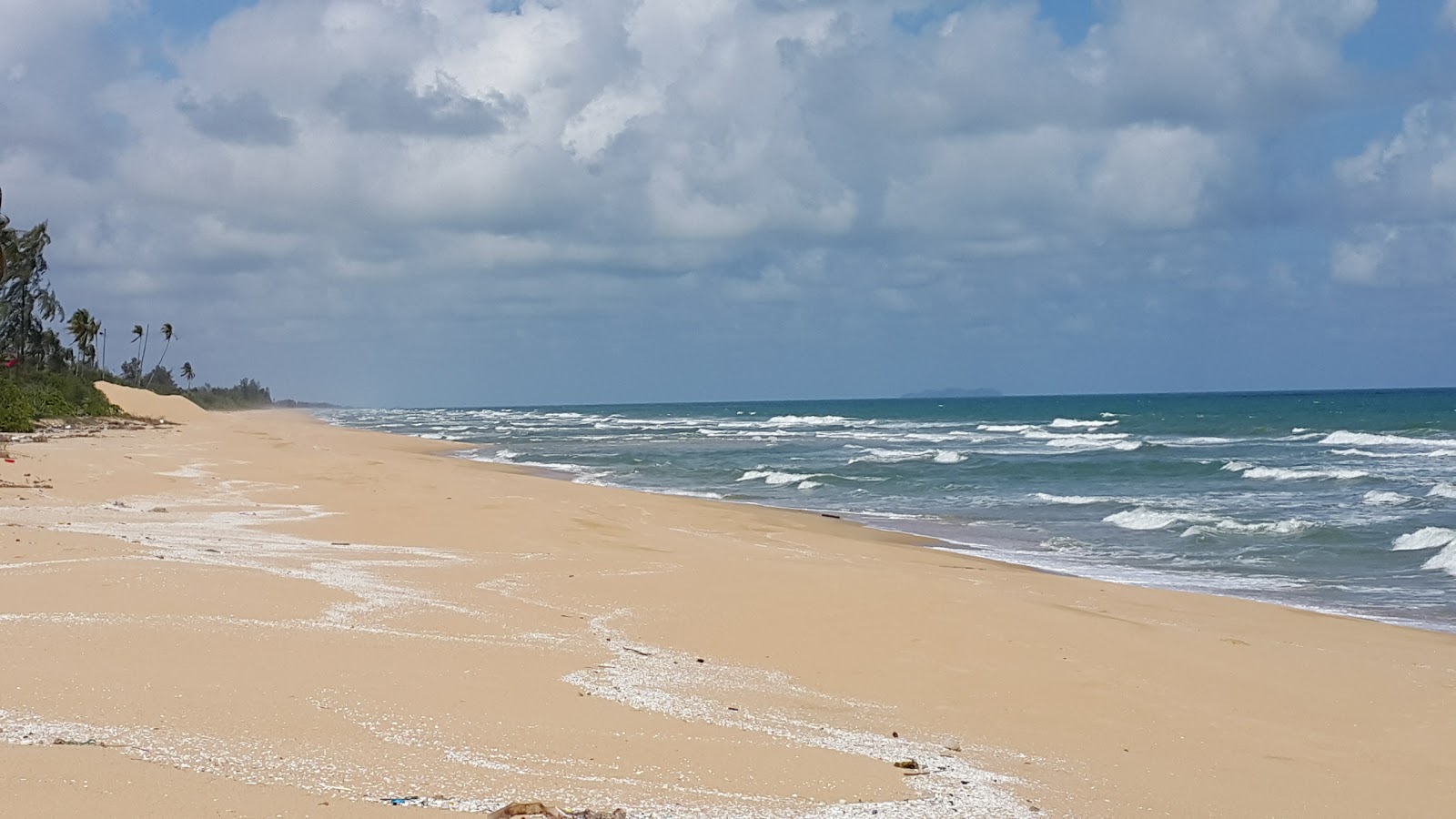 Foto av Pasir Putih Beach med lång rak strand