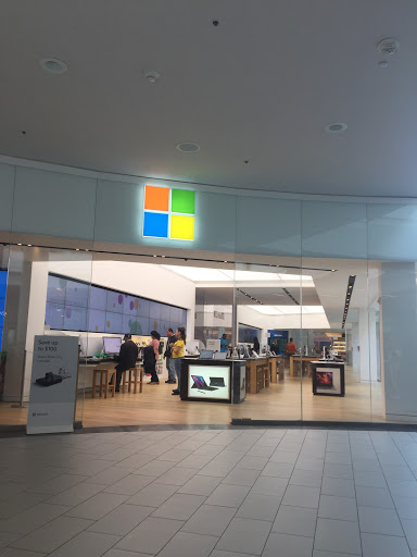 Computer Store «Microsoft Store - Roosevelt Field», reviews and photos, 630 Old Country Rd, Garden City, NY 11530, USA