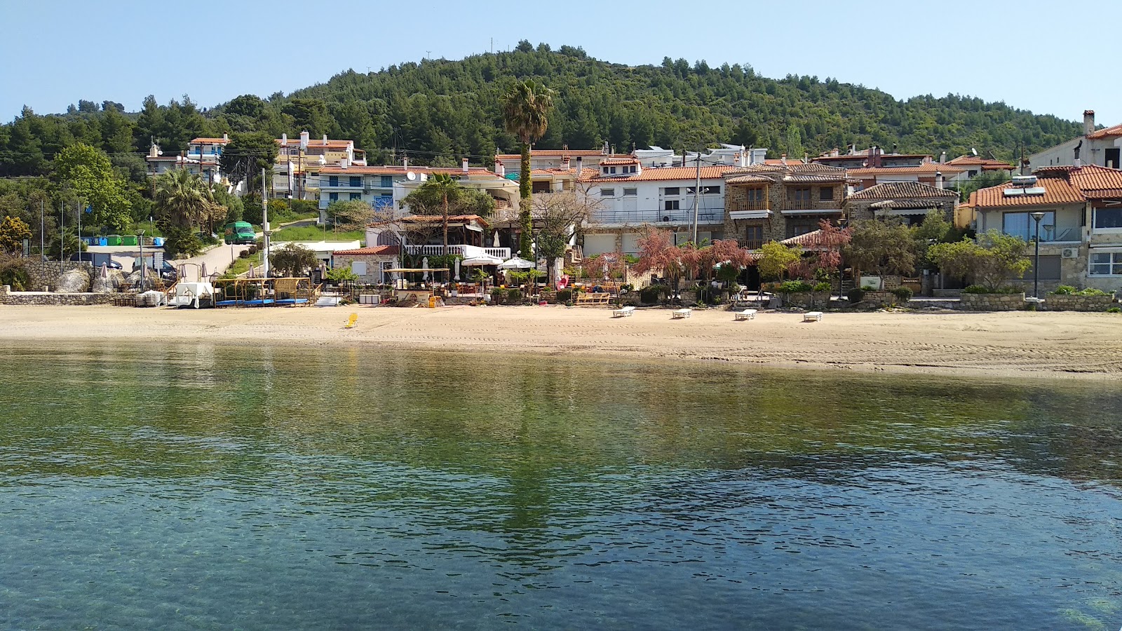 Foto di Agios Paraskevis beach con una superficie del acqua verde chiaro