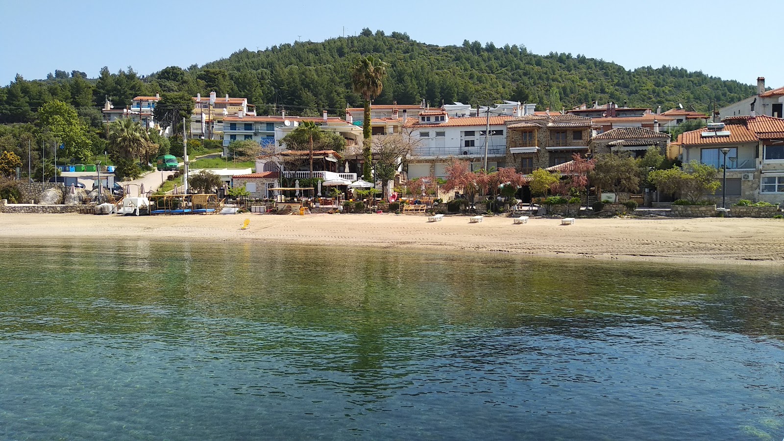 Foto de Agios Paraskevis beach con varias bahías pequeñas