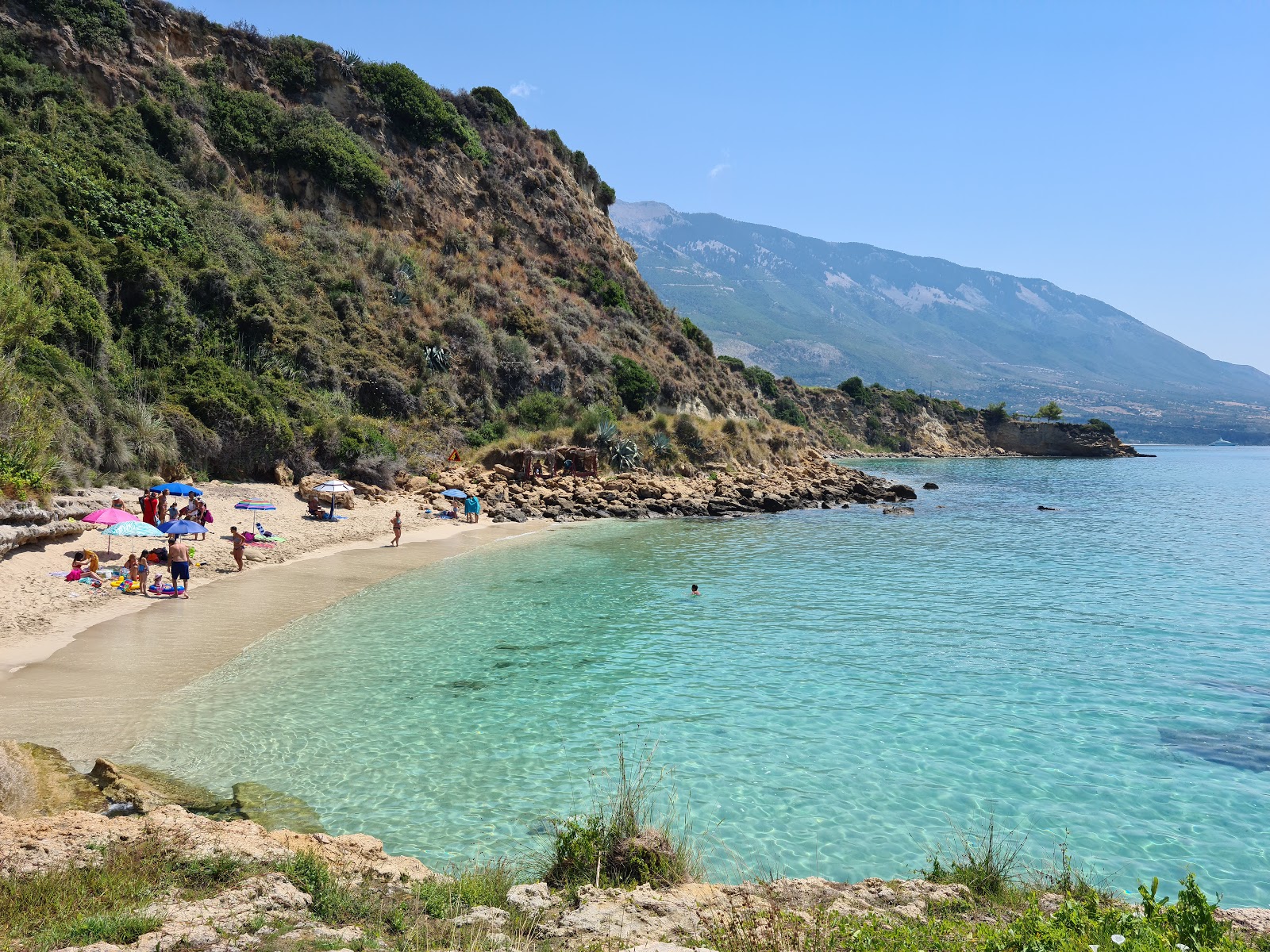 Foto van Agios Thomas beach met licht groen water oppervlakte