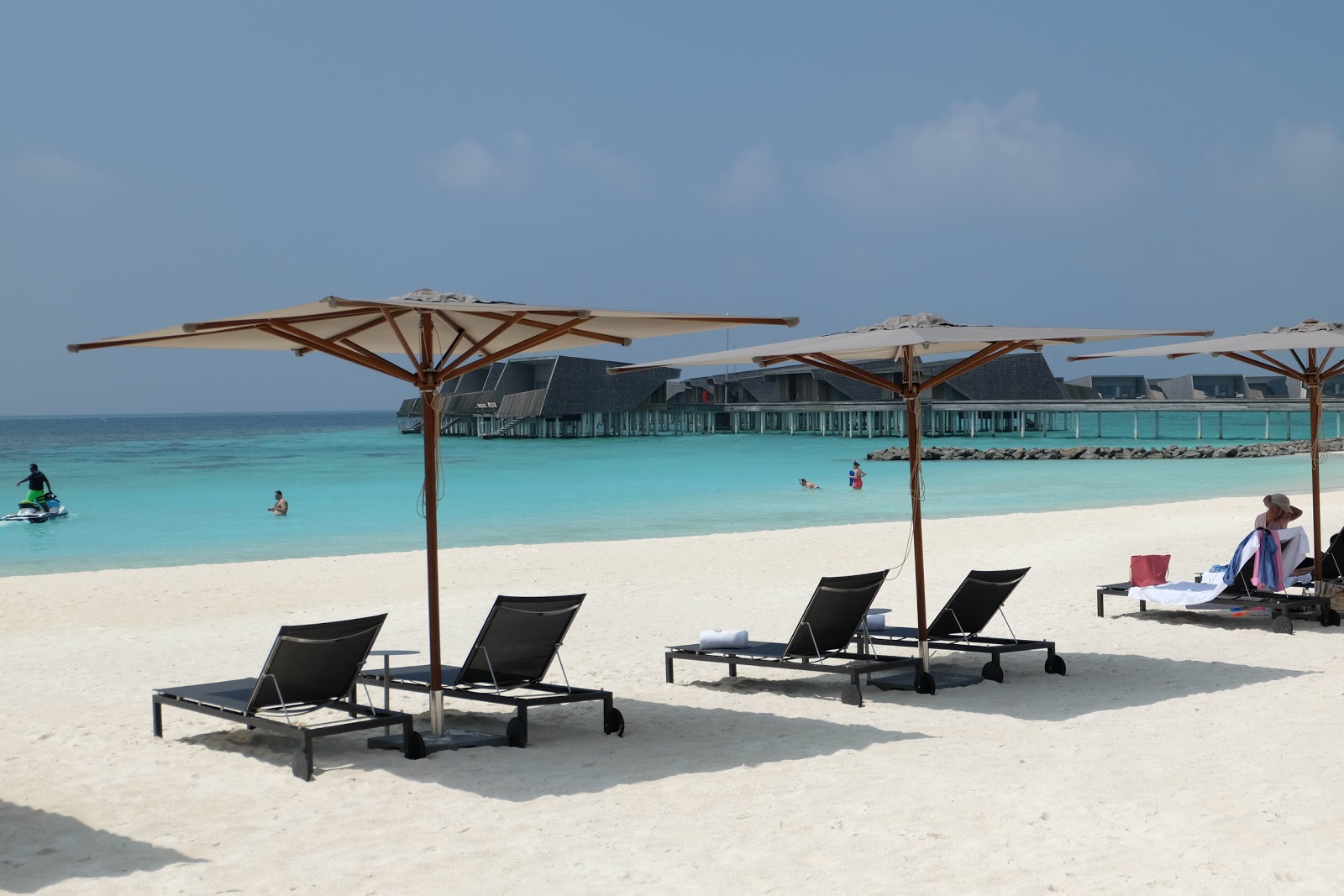 Fotografie cu Plaja Regis - locul popular printre cunoscătorii de relaxare