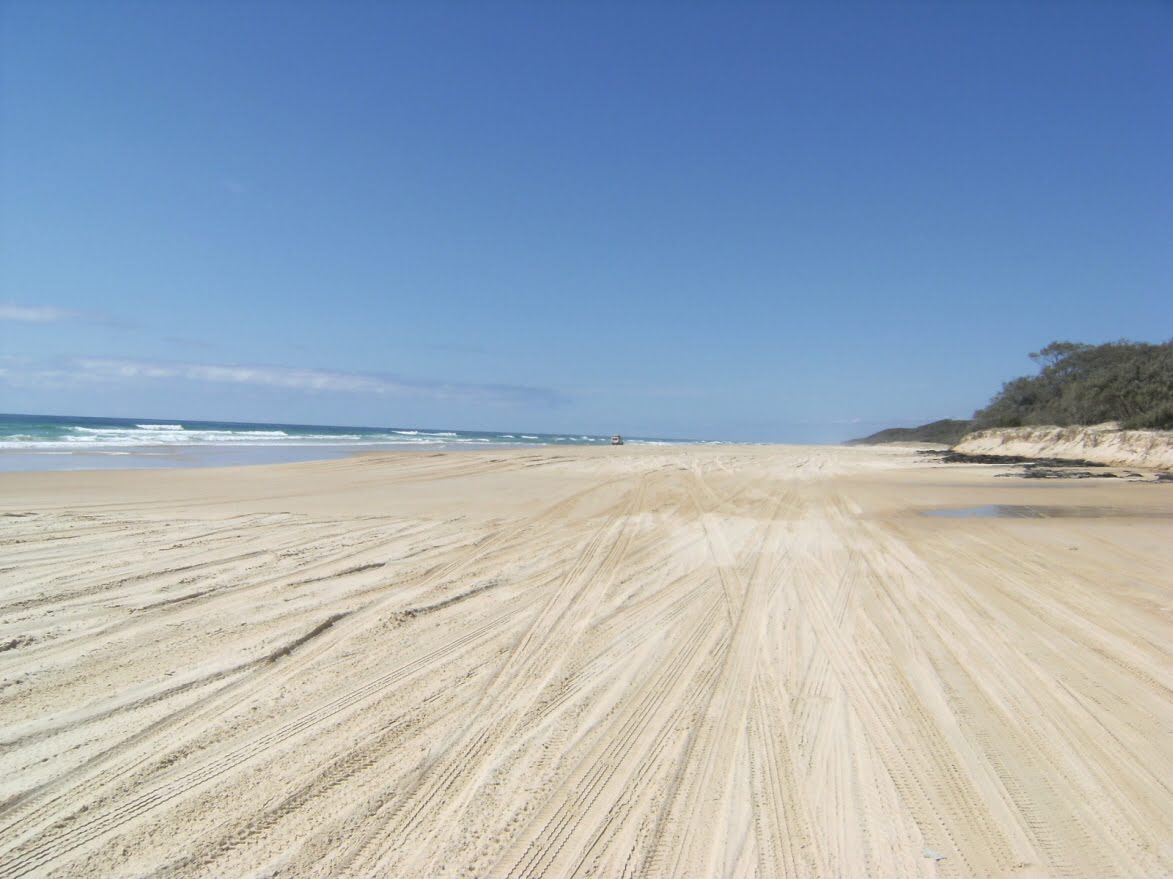 Foto av Seventy Five Mile Beach med ljus fin sand yta