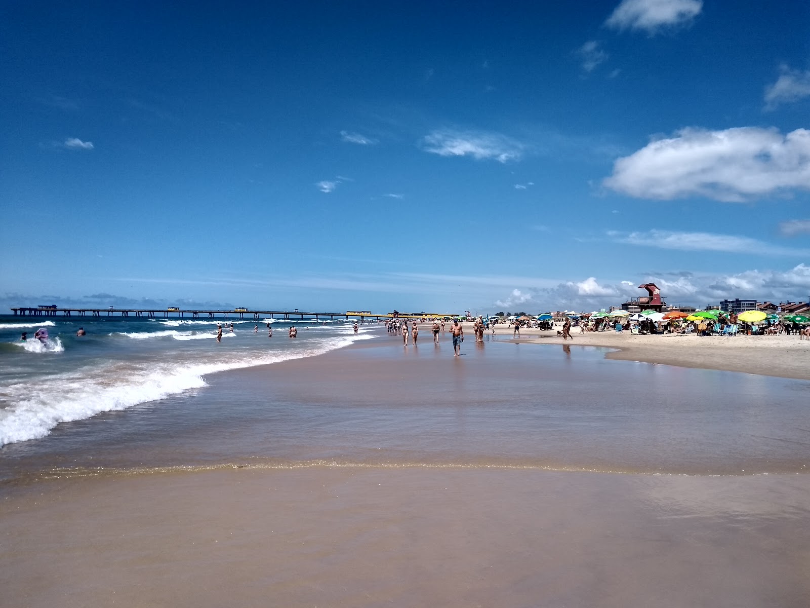 Praia de Tramandai'in fotoğrafı parlak ince kum yüzey ile