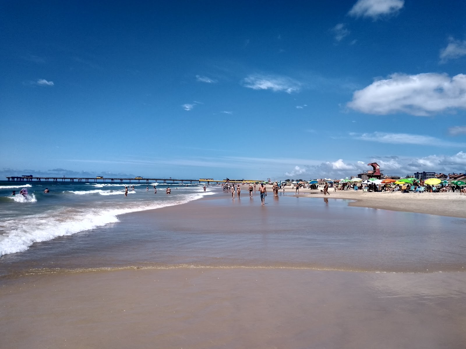 Foto von Praia de Tramandai mit feiner beiger sand Oberfläche
