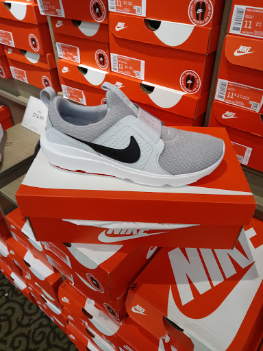 Shoe Store «DSW Designer Shoe Warehouse», reviews and photos, 761 Easton Rd, Warrington, PA 18976, USA