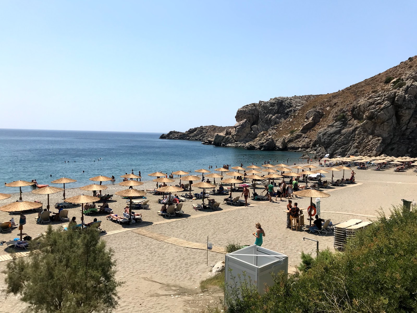 Foto von Souda beach mit feiner heller kies Oberfläche