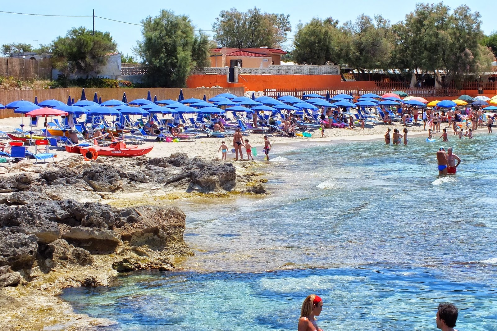 Foto di Tridakna beach e l'insediamento