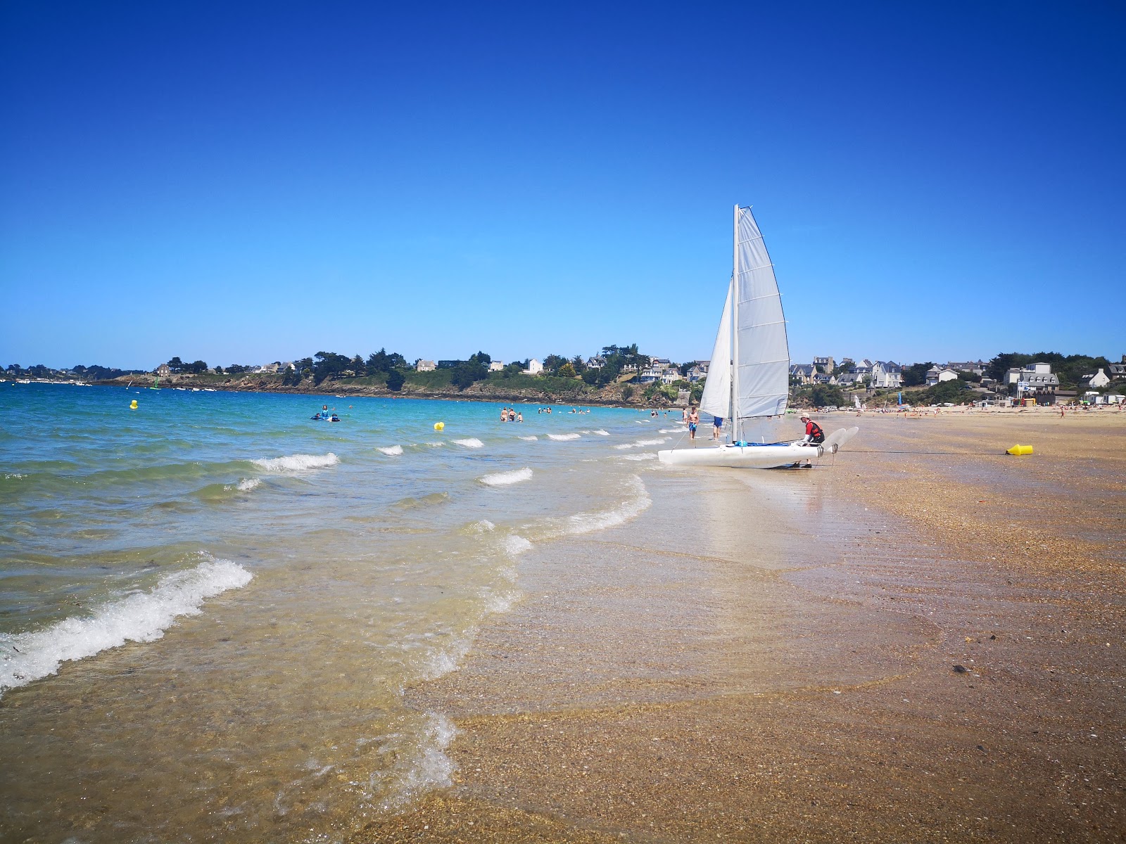 Foto de Plage Saint-Sieuc com água cristalina superfície