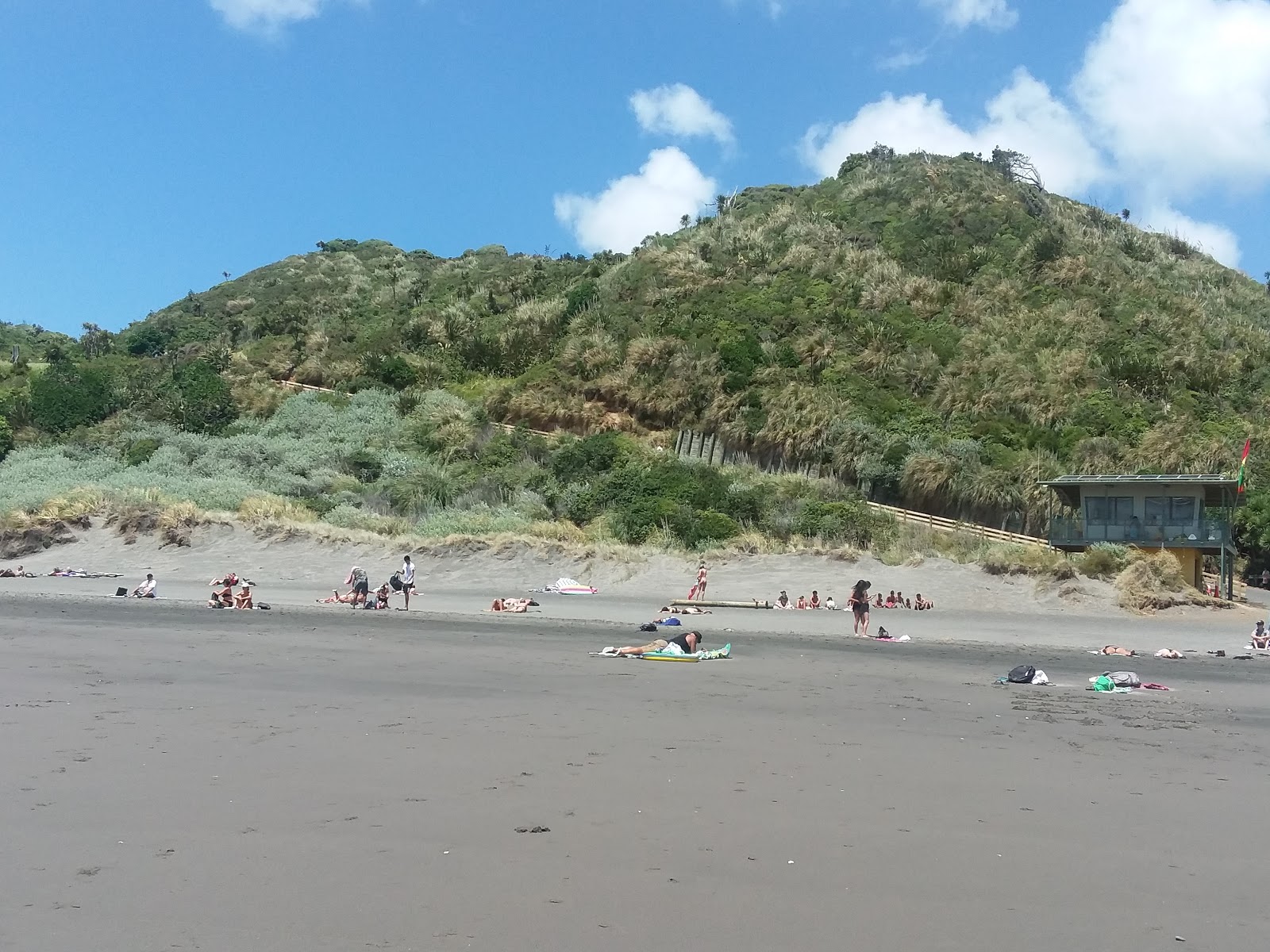 Foto di Ngarunui Beach circondato da montagne